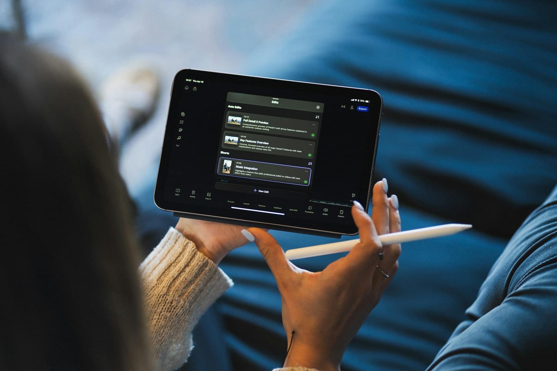 Человек работает с инновационными технологиями